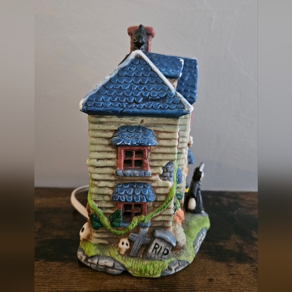 Light-Up Haunted House Halloween Decor - Picture 6 of 12